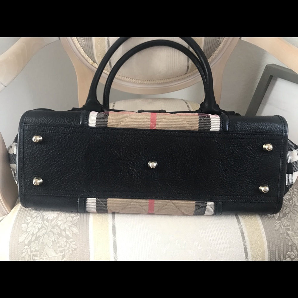SOLD! Burberry Large Manor Check bag. - Picture 8 of 8